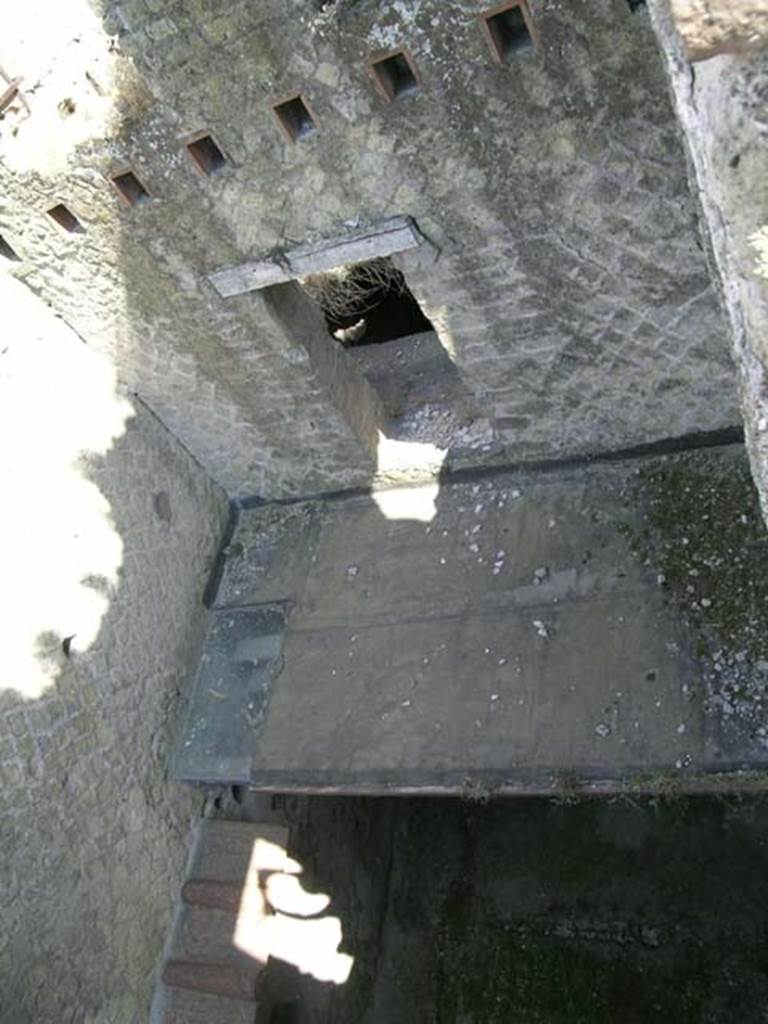 Ins. Orientalis II.9, Herculaneum. May 2006. Looking down onto area of mezzanine level, from upper floor.
Photo courtesy of Nicolas Monteix.